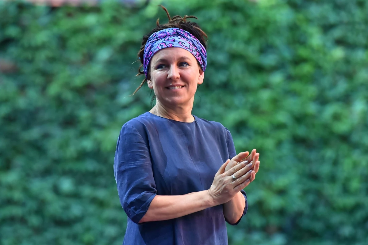 Wielki sukces polskiej pisarki: Olga Tokarczuk została uhonorowana literacką Nagrodę Nobla za 2018 rok! Autorka "Ksiąg Jakubowych" miała wysokie notowania u bukmacherów, a jej książki cieszyły się ostatnio dużym powodzeniem wśród korzystających z zasobów biblioteki Szwedzkiej Akademii. Tokarczuk jest 15. kobietą w historii wyróżnioną tą prestiżową nagrodą.