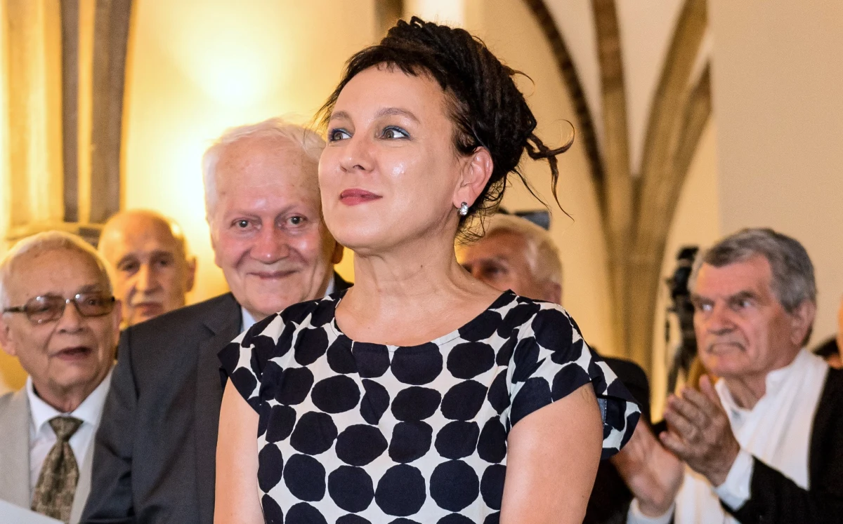 ​Pisarka Olga Tokarczuk otrzymała literacką nagrodę Nobla. Gratulacje płyną nie tylko od krytyków i czytelników, ale także od polityków. Padają słowa o radości i dumie, a także o pozycji polskiej literatury na świecie.