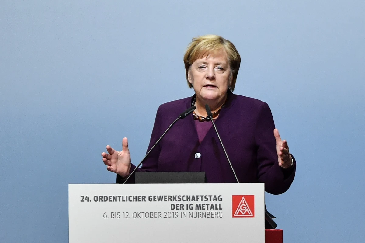 Angela Merkel apelowała w czwartek o walkę - z użyciem wszelkich dopuszczalnych prawnie środków - przeciwko prawicowemu ekstremizmowi i antysemityzmowi. Oświadczyła, że zjawiska te nie będą tolerowane. We środę doszło do ataku na synagogę w Halle.
