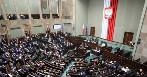 Lewica zyskuje poparcie, Koalicja Obywatelska traci, Prawo i Sprawiedliwość mocno na pozycji lidera. Takie są wyniki najnowszego sondażu dla "Faktów" TVN i TVN24. Wynika z niego również, że do Sejmu wejdą kandydaci z list Konfederacji i Polskiego Stronnictwa Ludowego. 