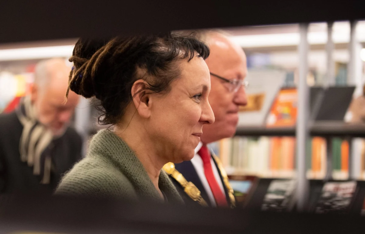 "Jestem oszołomiona, zachwycona. Od razu zadzwoniłam do Olgi, wiedząc oczywiście, że jej telefon będzie zajęty. Ale oddzwoniła bardzo szybko" - wspomina w rozmowie z RMF FM tłumaczka książek Olgi Tokarczuk na j. angielski Antonia Lloyd-Jones, pytana o pierwszą reakcję na przyznanie polskiej pisarce literackiej Nagrody Nobla. "To jest odważna pisarka - dla mnie Olga jest jak Stanley Kubrick świata literackiego" - mówi tłumaczka dziennikarce RMF FM Monice Kamińskiej. W wywiadzie przyznaje jednocześnie, że bardzo trudno jest przekonać angielskich wydawców, by wydawali polską literaturę. 