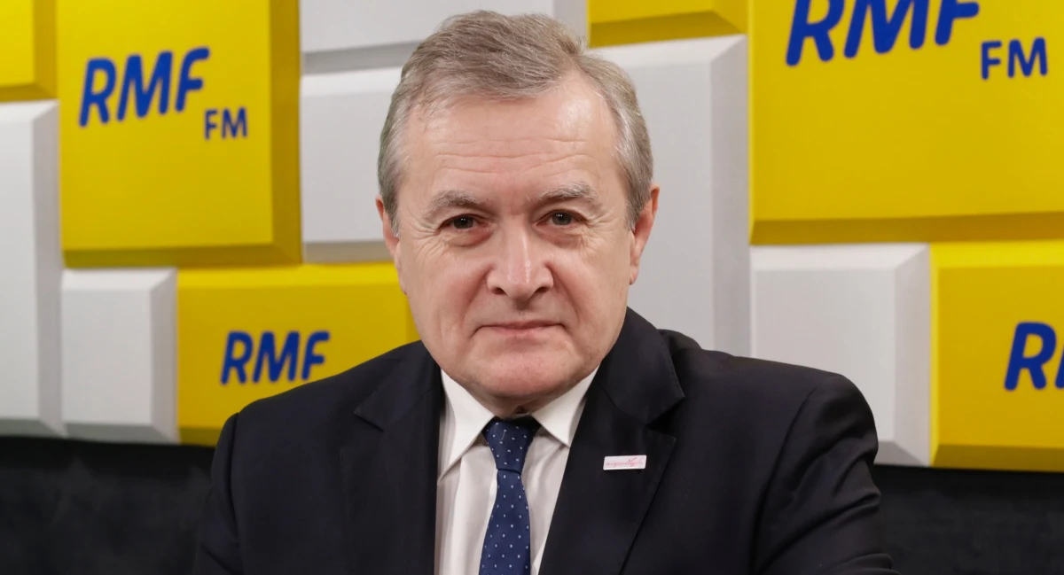 "W tej chwili w ogóle nie czytam, bo po kilkanaście godzin w kampanii... Postaram się dokończyć niedokończone lektury. Czytałem „Księgi Jakubowe”. Trochę to było tak, że z prezesem Jarosławem Kaczyńskim rozmawialiśmy na ten temat. (...) Nie będę w to wchodził, bo cokolwiek powiem, to będzie wykorzystane przeciwko mnie" - powiedział w Porannej rozmowie w RMF FM wicepremier, minister kultury i dziedzictwa narodowego Piotr Gliński komentując literacką nagrodę Nobla dla Olgi Tokarczuk i swoją wypowiedź sprzed kilku dni w której stwierdził, że nie dokończył żadnej książki polskiej pisarki.