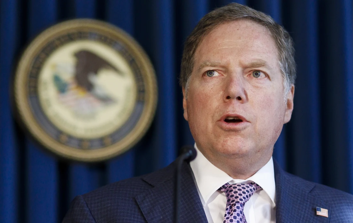 "Aresztowano biznesmenów Lwa Parnasa i Igora Frumana, powiązanych z prawnikiem prezydenta Rudy'm Giulianim i aferą ukraińską, pod zarzutem dostarczania z zagranicy pieniędzy dla kandydatów politycznych w USA" - poinformowała w czwartek prokuratura na Manhattanie.