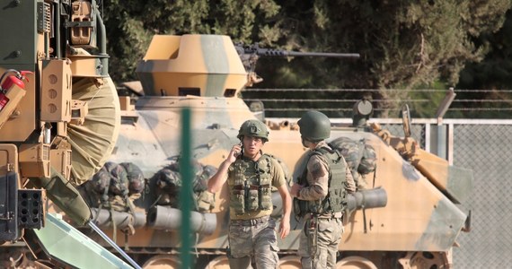 Turecka operacja wojskowa nie wykroczy poza 30 km w głąb północno-wschodniej Syrii - oświadczył w czwartek, drugiego dnia ofensywy, szef tureckiego MSZ Mevlut Cavusoglu. Turecki resort obrony poinformował wieczorem o "zneutralizowaniu" 174 "terrorystów".