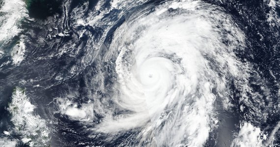 Supertajfun Hagibis z ogromną siłą zbliża się do Japonii. Porywy wiatru obecnie przekraczają prędkość 300 km/godz., a meteorologowie przewidują, że może to być najsilniejszy od 1958 roku tajfun nad japońskimi wyspami.