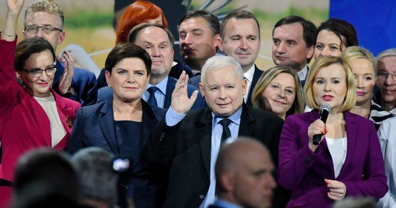Prawo i Sprawiedliwość może liczyć w niedzielnych wyborach nawet na 46,5 proc. poparcia - wynika z prognozy przedwyborczej przygotowanej dla Onetu przez Badania.pro. Drugie miejsce zajmuje Koalicja Obywatelska, a w Sejmie mogłyby znaleźć się jeszcze Lewica i PSL-Koalicja Polska.