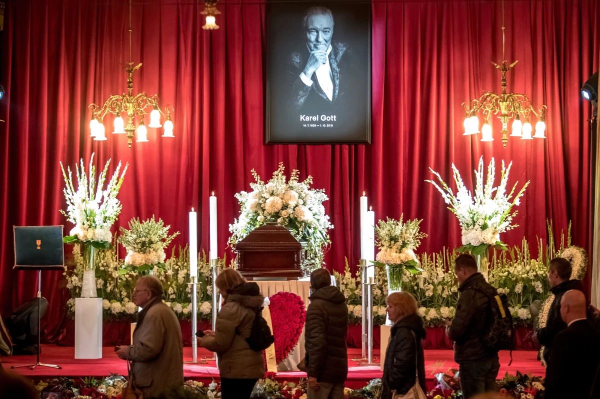 ​Od godziny 8 rano miłośnicy talentu Karela Gotta żegnają swojego idola. Przed wejściem do Pałacu Żofin, gdzie ustawiono trumnę z ciałem zmarłego piosenkarza trzeba czekać w długiej kolejce. Pożegnanie ma trwać do godziny 22, ale organizatorzy nie wykluczają, że może zostać przedłużone.