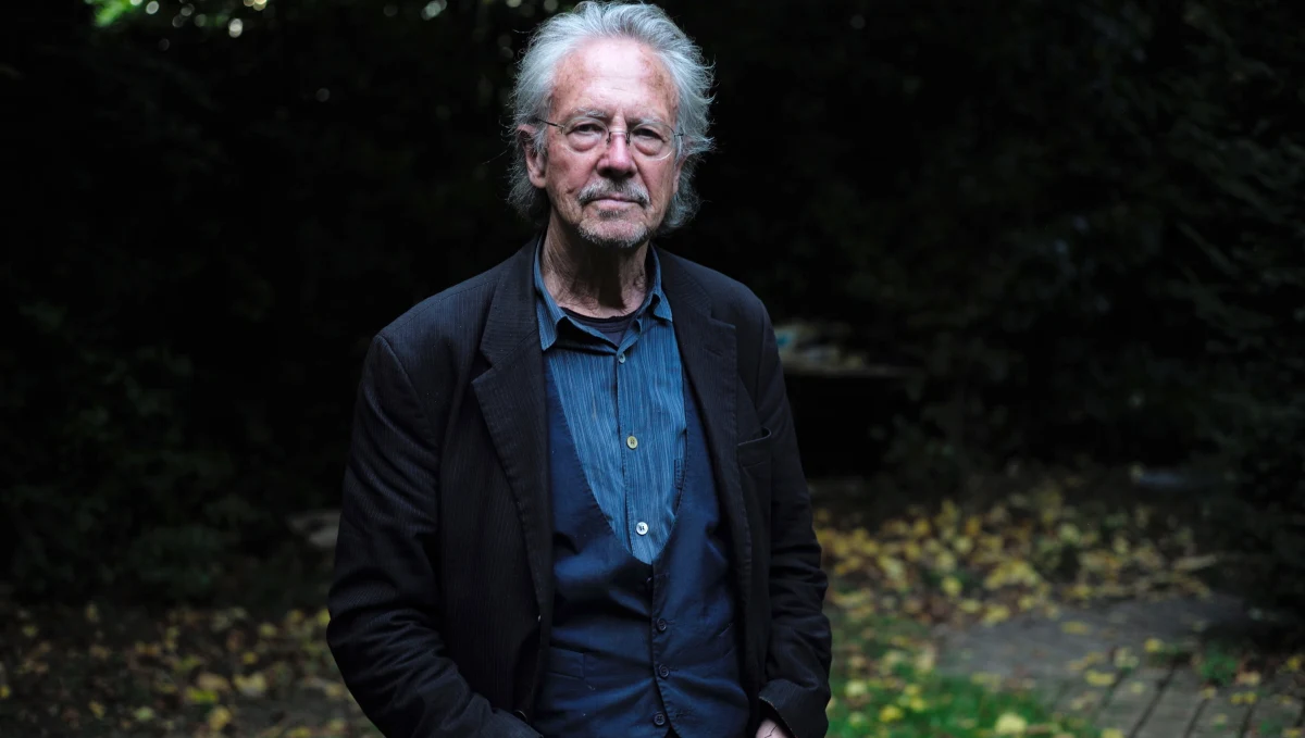 W brytyjskich gazetach literacki Nobel dla Olgi Tokarczuk przyćmiony został przez kontrowersje wokół poglądów drugiego z laureatów nagrody, Austriaka Petera Handkego, który oskarżany jest o gloryfikowanie serbskich zbrodni wojennych