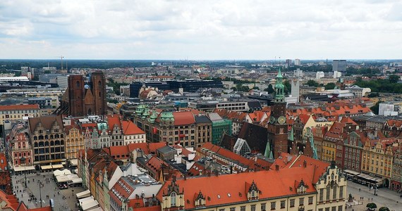 W jednym z mieszkań na wrocławskich Sołtysowicach policjanci dokonali makabrycznego odkrycia. Znaleźli ciała dwóch osób: kobiety i mężczyzny. Według nieoficjalnych informacji, mężczyzna miał zabić kobietę, a sam popełnić samobójstwo.