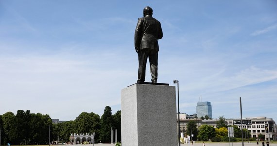 Incydent w Warszawie - szedł na pomnik Lecha Kaczyńskiego. W sprawie interweniowali policjanci. 