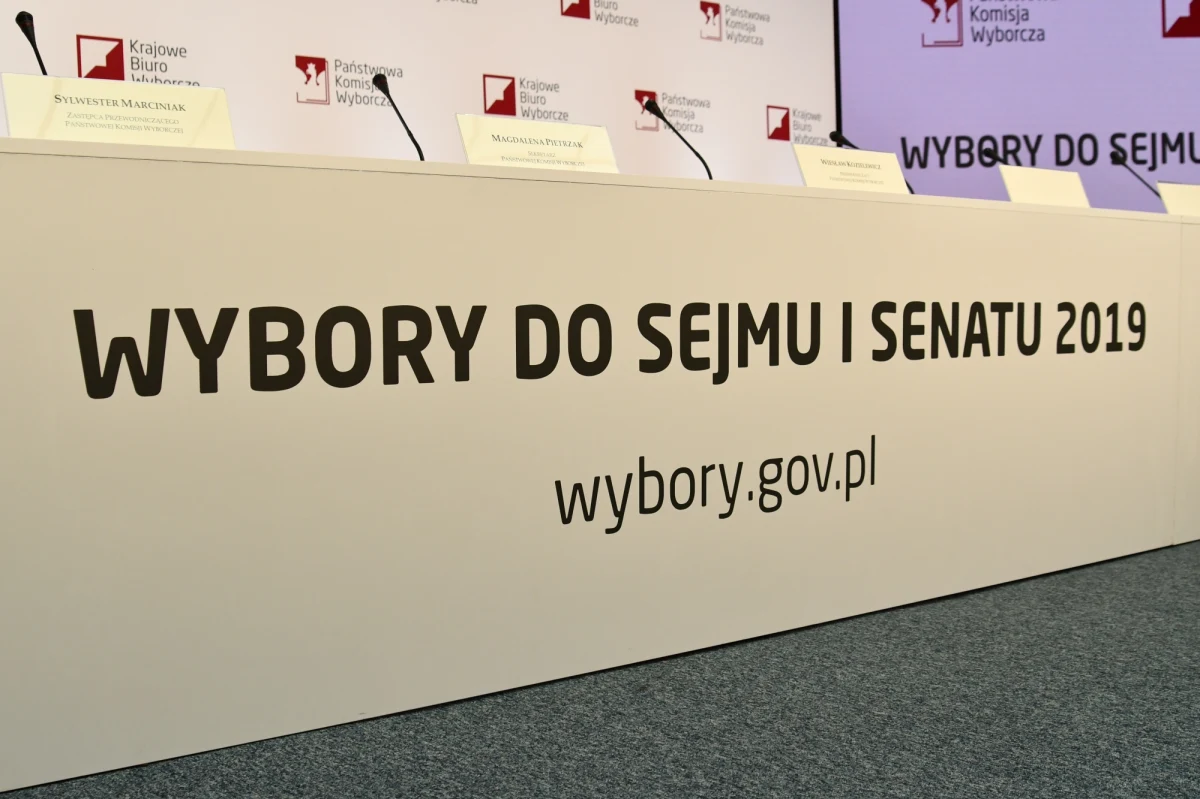 Na Prawo i Sprawiedliwość chce głosować 42 procent wyborców, na Koalicję Obywatelską 22,3 proc. - to wyniki sondażu IBRIS dla RMF FM i "Dziennika Gazety Prawnej" przed niedzielnym otwarciem lokali wyborczych. W Sejmie - poza liderami badania - znalazłyby się jeszcze dwa ugrupowania.