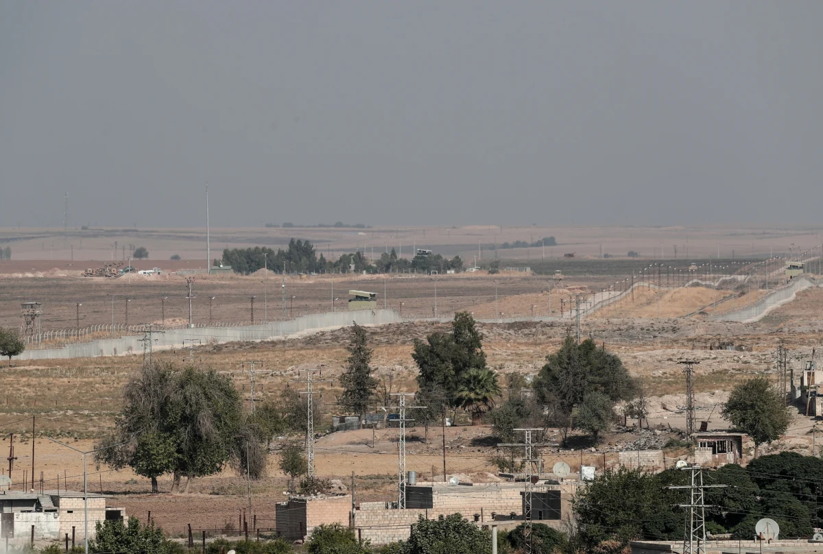 Wojska USA w północnej Syrii znalazły się w piątek pod ostrzałem artyleryjskim tureckiej armii - poinformował Departament Obrony USA. Żadnemu amerykańskiemu żołnierzowi nic się nie stało.