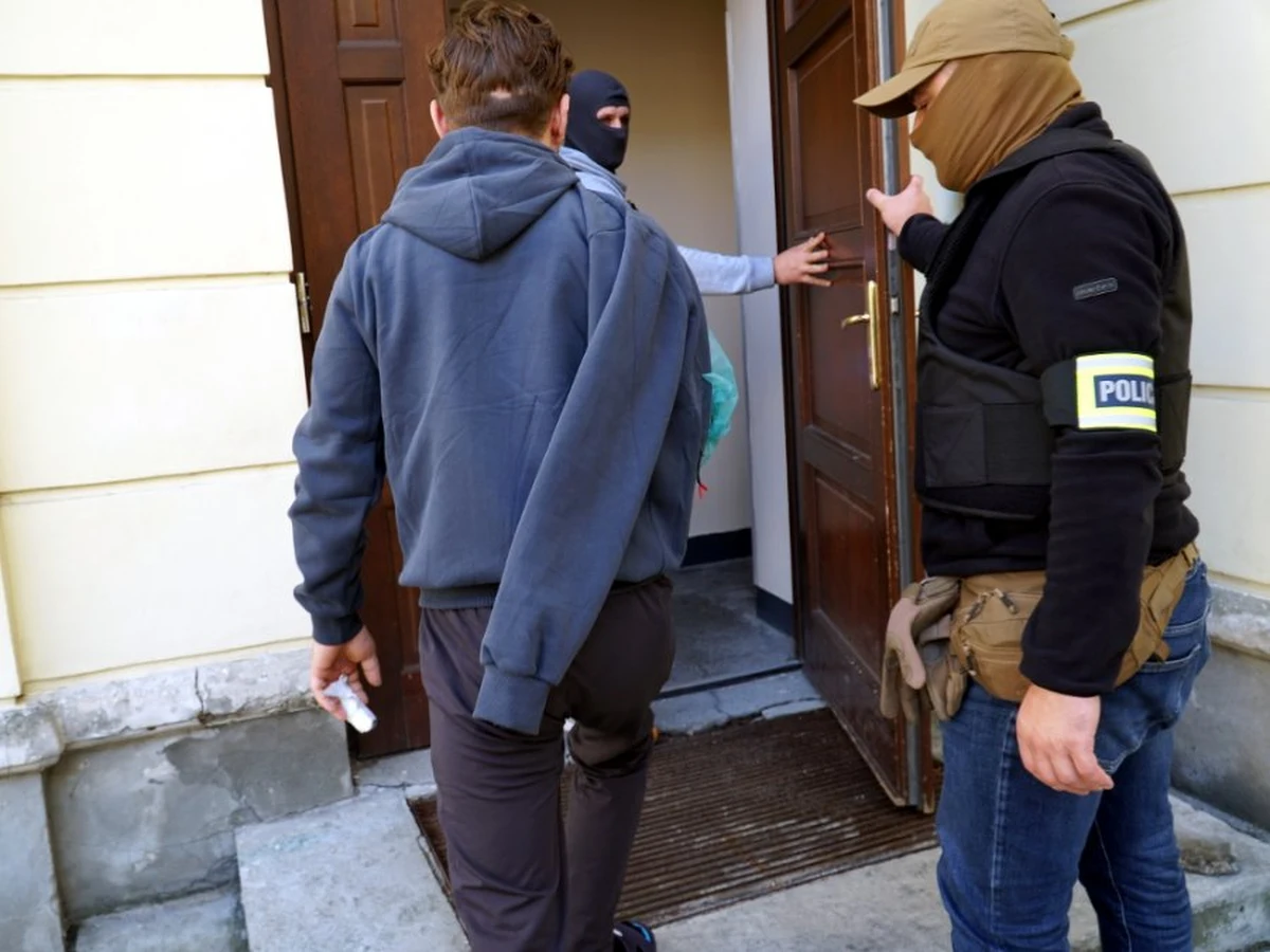 Stołeczni policjanci razem z warszawską prokuraturą prowadzą śledztwo w sprawie strzelaniny w Piastowie. Zatrzymano w związku z tym trzech mężczyzn i kobietę. Jednym z zatrzymanych jest 30-letni mężczyzna, do którego domu wdarli się przestępcy. 