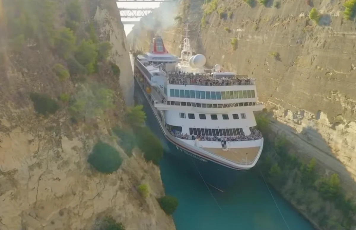 Wycieczkowiec Braemar ustanowił nowy rekord. Jako największy do tej pory statek pasażerski przepłynął przez Kanał Koryncki.