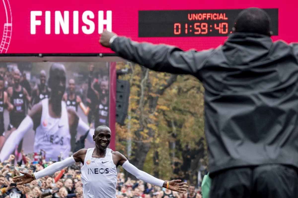 Tego nie dokonał jeszcze nikt na świecie. Kenijczyk Eliud Kipchoge przebiegł maraton z czasem poniżej dwóch godzin. W sobotę, podczas specjalnej próby w Wiedniu, pokonał 42,195 km w czasie 1:59:40. Wynik nie zostanie jednak uznany jako oficjalny rekord globu, bowiem uzyskany został w specjalnych warunkach.