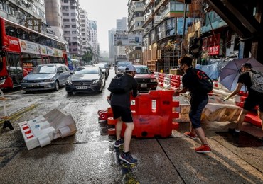 Hongkong: Do stacji metra wrzucono koktajle Mołotowa