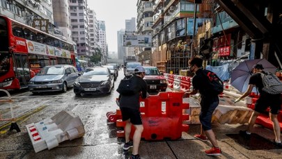 Hongkong: Do stacji metra wrzucono koktajle Mołotowa