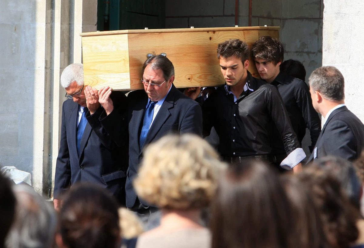 Mężczyzna zatrzymany wczoraj przez szkocką policję na lotnisku w Glasgow to nie Xavier Dupont de Ligonnès – 58-letni francuski arystokrata, poszukiwany od ośmiu lat w związku z morderstwem rodziny. Takie są najnowsze informacje przekazane agencji Reutera przez źródła we francuskiej policji. Wcześniej zagraniczne media podawały, że funkcjonariusze są pewni, iż mężczyzna zatrzymany wczoraj na lotnisku to właśnie Dupont de Ligonnès. Francuz jest poszukiwany Europejskim Nakazem Aresztowania w związku z zamordowaniem w 2011 roku swojej żony i czwórki dzieci. 