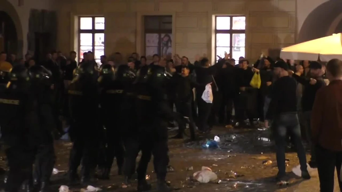 Angielscy kibole starli się z czeską policją po meczu eliminacji Euro 2020, w którym Czechy pokonały Anglię 2:1. Na ulicach starego miasta w Pradze doszło do istnej bitwy. Służby mundurowe użyły granatów ogłuszających, ponad 30 osób zostało aresztowanych.