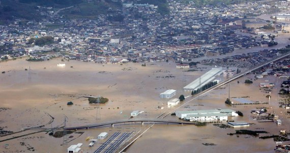Co najmniej 19 osób zginęło, a 16 zaginęło w wyniku tajfunu Hagibis, który w sobotę nawiedził Japonię, w tym zwłaszcza region stołecznego Tokio. W całym kraju ok. stu osób odniosło obrażenia, a kilkaset tysięcy gospodarstw domowych zostało pozbawionych prądu.