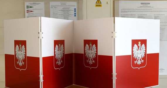 W związku z łamaniem ciszy wyborczej policja w całym kraju odnotowała 7 przestępstw oraz 131 wykroczeń. Wybory do Sejmu i Senatu rozpoczęły się o godzinie 7:00. Od północy z piątku na sobotę obowiązuje cisza wyborcza, która potrwa do zakończenia wyborów. Jeśli żadna z obwodowych komisji wyborczych nie przedłuży głosowania, cisza wyborcza zakończy się o godzinie 21:00. 