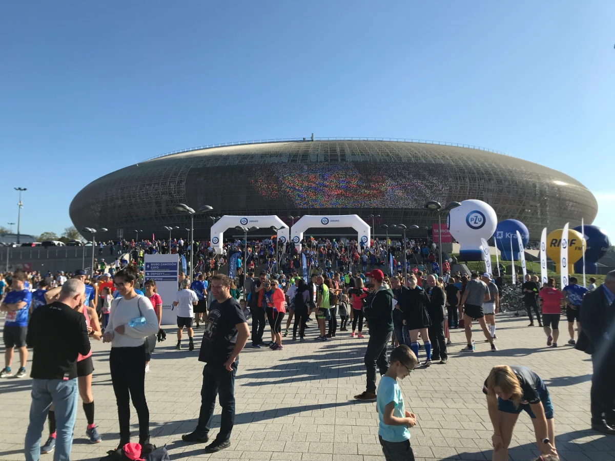 Etiopczyk Enyew Mekonnen i Kenijka Bety Lembus zwyciężyli w szóstej edycji PZU Cracovia Półmaratonu Królewskiego. Zwycięzcy ustanowili rekordy trasy. W biegu na dystansie 21,097 km, z metą w Tauron Arenie Kraków, wzięło udział 8425 osób.