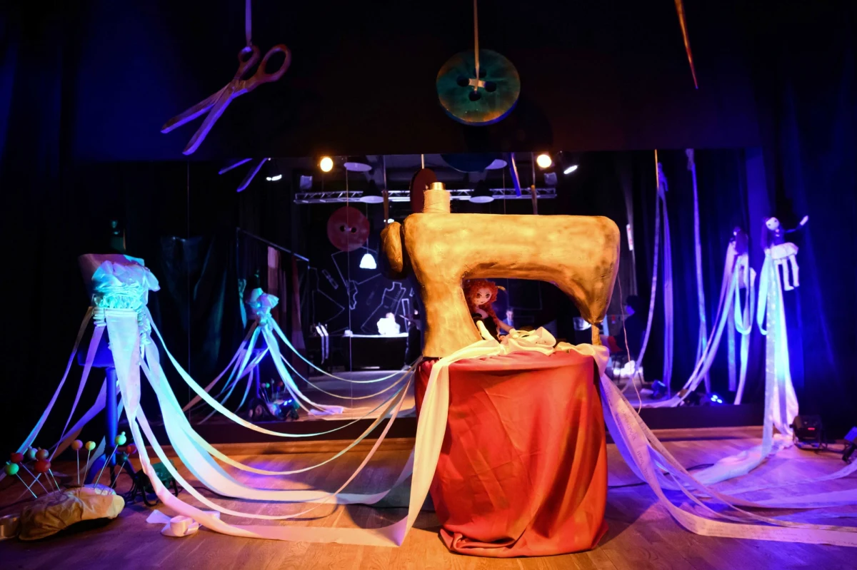 Mieszkańcy podpoznańskiego Czerwonaka w dzisiejszych wyborach parlamentarnych głosują w bajkowym zakładzie krawieckim. Tradycyjnie lokal wyborczy w tamtejszym Gminnym Ośrodku Kultury "Sokół" został udekorowany w nietypowy sposób.