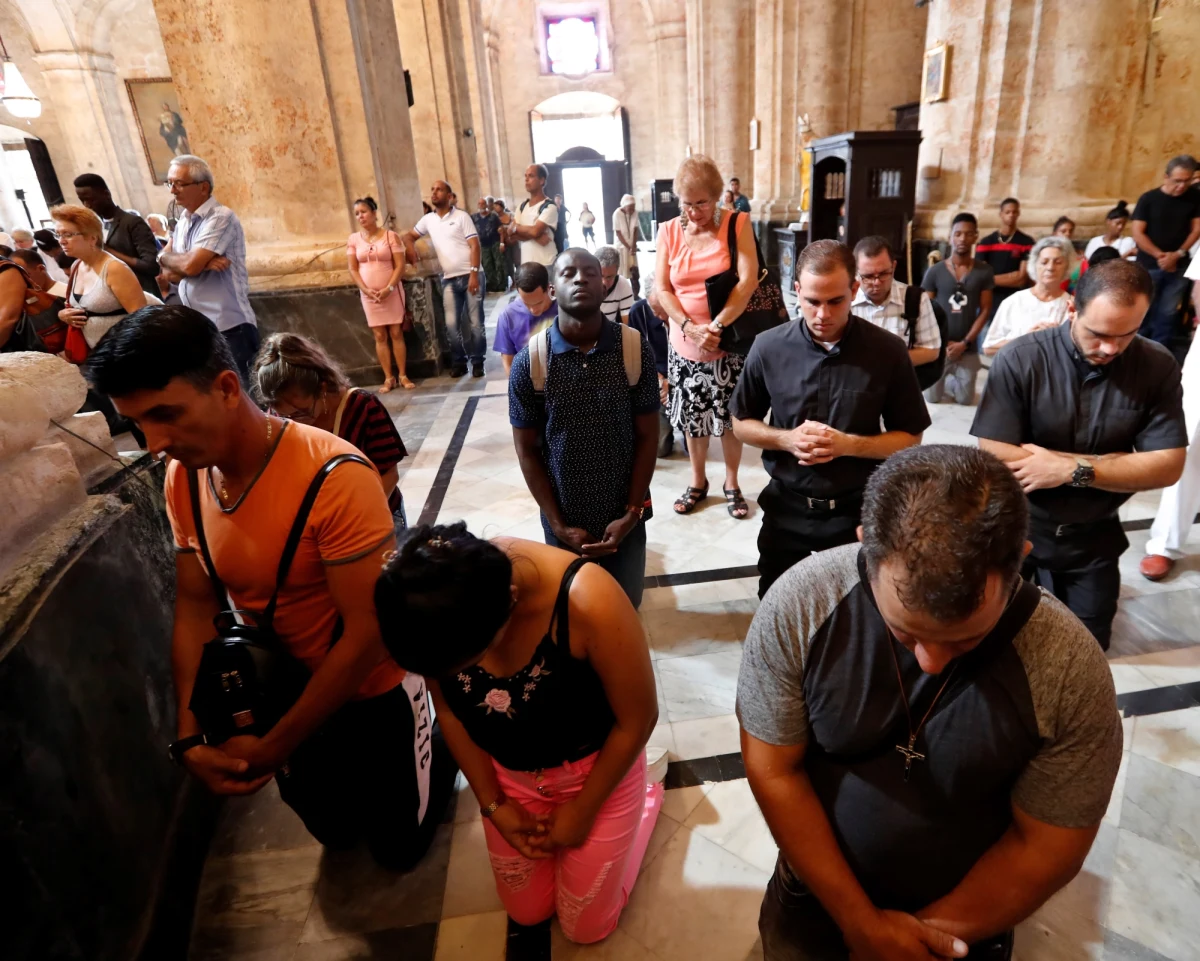 Podczas mszy kanonizacyjnej w Watykanie z udziałem tysięcy osób papież Franciszek ogłosił świętymi pięcioro błogosławionych: kardynała Johna Henry'ego Newmana i cztery kobiety. Mówił, że chrześcijanin jest wesoły, miły, łagodny, uprzejmy, uczciwy, skromny.