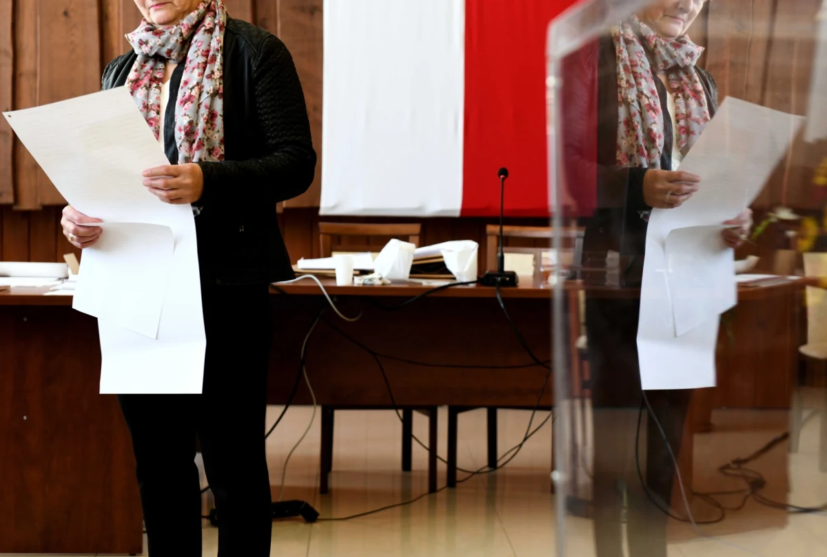 Członek jednej z ursynowskich komisji wyborczych przyszedł do lokalu wyborczego z bronią. Zdarzyło się to przed rozpoczęciem głosowania, zanim jeszcze lokal wyborczy został otwarty - powiedział PAP Wojciech Dąbrówka z Państwowej Komisji Wyborczej. Interweniowała policja. "Głosowanie rozpoczęło się o czasie i przebiega prawidłowo" - poinformował Dąbrówka.