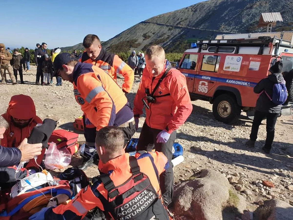 O szokującym zachowaniu niektórych turystów alarmują pracownicy Karkonoskiego Parku Narodowego oraz ratownicy GOPR Karkonosze. Najpierw mieli mijać leżącego na ziemi człowieka, który zasłabł, a potem robić zdjęcia, kiedy był reanimowany. "Zrobienie kilku zdjęć było ważniejsze niż ratowanie życia" – czytamy na facebookowym profilu Karkonoskiego Parku Narodowego.