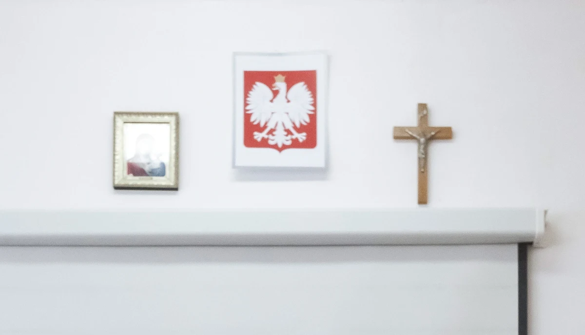 W niedzielę w jednej z komisji wyborczych na warszawskiej Woli na mężczyznę, który przyszedł zagłosować, spadło godło, uderzając go w głowę. Potwierdzam, że doszło do takiego zdarzenia - przekazał w niedzielę PAP dyrektor Delegatury Krajowego Biura Wyborczego w Warszawie Przemysław Niewiadomski.