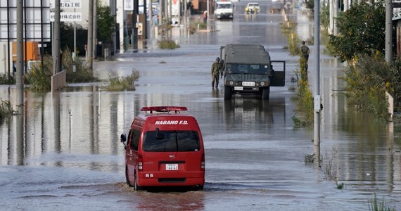 Co najmniej 33 osoby zginęły, 19 zaginęło, a ponad 180 zostało rannych na skutek uderzenia tajfunu Hagibis, który w sobotę nawiedził Japonię. Dzisiaj trwają akcje ratunkowe, w które zaangażowano wojsko. Kilkaset tysięcy domów zostało pozbawionych prądu.