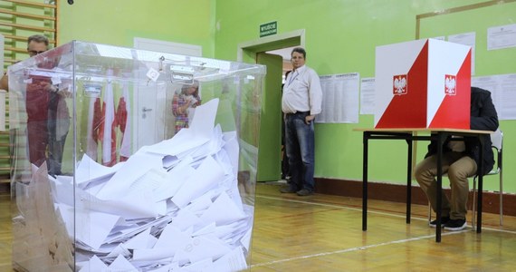 Znamy sondażowe wyniki wyborów parlamentarnych. Jak podaje firma Ipsos, która realizowała badanie, do Sejmu dostało się 5 sił politycznych. Najwięcej głosów zdobyło Prawo i Sprawiedliwość, które wybrało 43,6 proc. wyborców. Druga w zestawieniu jest Koalicja Obywatelska, która otrzymała 27,4 proc. głosów. Miejsce na podium zyskała również Lewica - 11,9 proc. Do parlamentu dostały się także: PSL-Koalicja Polska (9,6 proc. głosów) i Konfederacja (6,4 proc.).