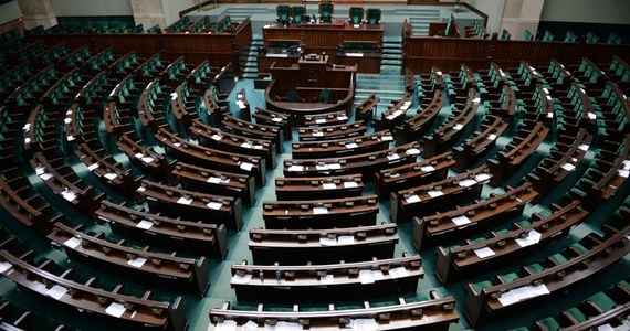 Wybory parlamentarne – wg sondażu Ipsos – wygrało Prawo i Sprawiedliwość, uzyskując 43,6 proc. poparcia. Druga jest Koalicja Obywatelska z 27,4 proc. głosów. Ale do Sejmu wejdzie w sumie pięć ugrupowań. Do wyborów poszło 61,1 proc. uprawnionych do głosowania.  Wstępnie podział mandatów w Sejmie wygląda następująco.