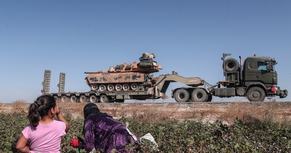 Syryjscy Kurdowie ogłosili, że zawarli porozumienie z rządem w Damaszku, dzięki któremu armia syryjska ruszy na północ, by stawić czoło ofensywie Turcji. Reuters podał, że kontyngent USA może być wycofany z Syrii w ciągu kilku dni.