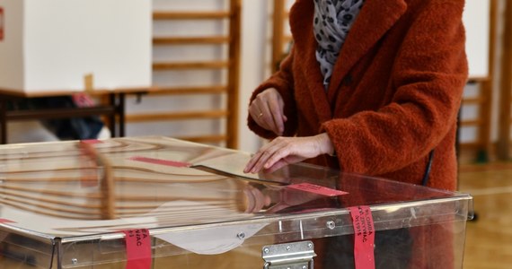 ​Kandydaci PiS wygrali wybory do Sejmu w okręgu częstochowskim, zdobywając ponad 44 proc. głosów; kandydatów Koalicji Obywatelskiej poparło prawie 23 proc. głosujących - wynika z wciąż niepełnych danych ze strony PKW.