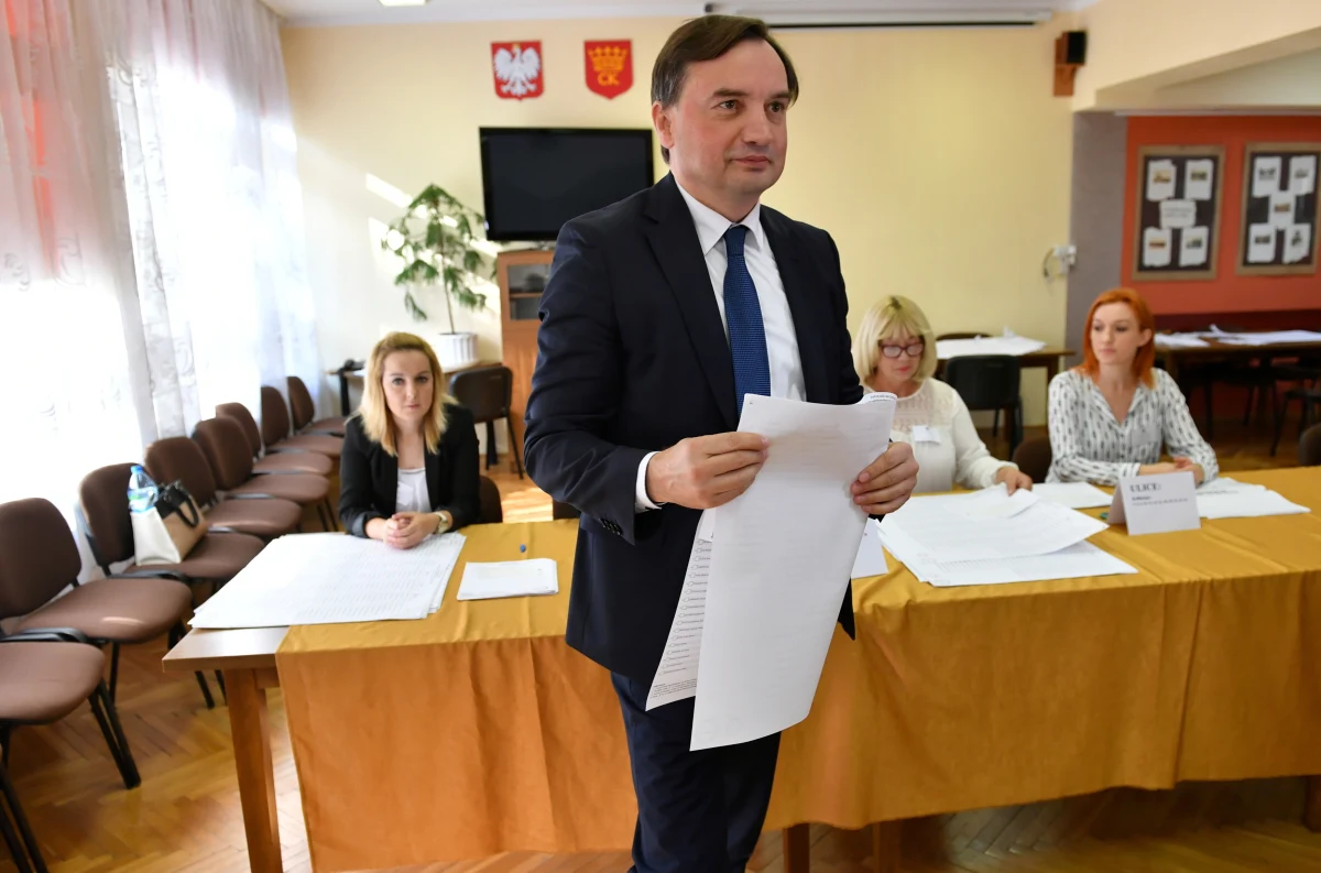 Zbigniew Ziobro wygrała pojedynek "jedynek" w  Kielcach. Minister sprawiedliwości otrzymał 96 143 głosów - wynika z danych opublikowanych na stronie PKW (84,01 proc. komisji). Bartłomiej Sienkiewicz z Koalicji Obywatelskiej głos oddało 25 172 osób.