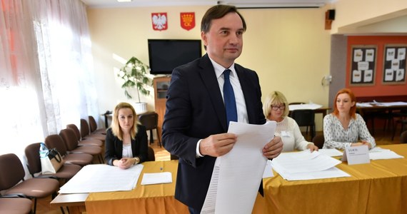 Zbigniew Ziobro wygrała pojedynek "jedynek" w  Kielcach. Minister sprawiedliwości otrzymał 96 143 głosów - wynika z danych opublikowanych na stronie PKW (84,01 proc. komisji). Bartłomiej Sienkiewicz z Koalicji Obywatelskiej głos oddało 25 172 osób.