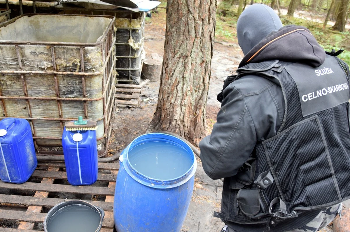 Funkcjonariusze Krajowej Administracji Skarbowej z Białegostoku zlikwidowali w lesie w okolicach Szudziałowa (pow. sokólski), gigantyczną bimbrownię. Na wielką skalę produkowano tam alkohol. 

