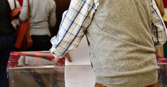 ​Dotychczasowy senator Włodzimierz Bernacki (PiS) prowadzi w wyborach do Senatu w okręgu nr 34, uzyskując 59,18 proc. głosów po podliczeniu danych z 76,58 proc. obwodowych komisji wyborczych - podała PKW na stronie wyborczej.