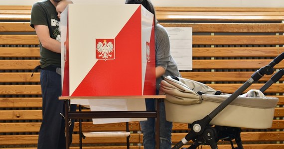 ​PiS zdobyło 45,81 proc. głosów w wyborach do Sejmu w okręgu podwarszawskim - wynika z danych opublikowanych na stronie PKW z 75,64  proc. komisji. Pozostałe komitety: KO - 28,25 proc., SLD - 12, 63 proc., PSL - 8,73 proc., a Konfederacja - 6,49 proc.