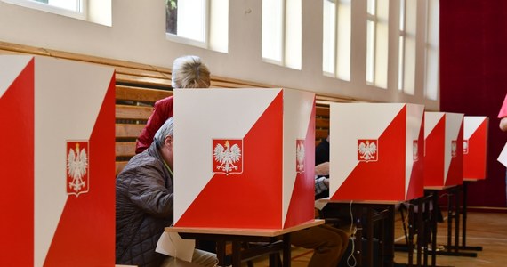 ​Janusz Pęcherz (KO) wygrał wybory do Senatu w okręgu nr 96. Przewagą 1586 głosów pokonał senatora Andrzeja Wojtyłę (PiS) - poinformowała komisarz wyborczy w Kaliszu Anna Krysicka.