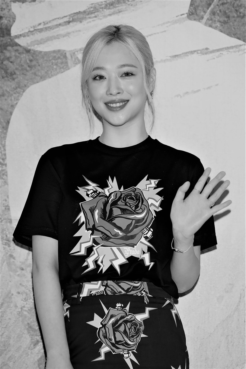 Sulli, koreańska piosenkarka, aktorka oraz modelka, zmarła 14 października w wieku 25 lat. Gwiazda została znaleziona martwa w swoim mieszkaniu.