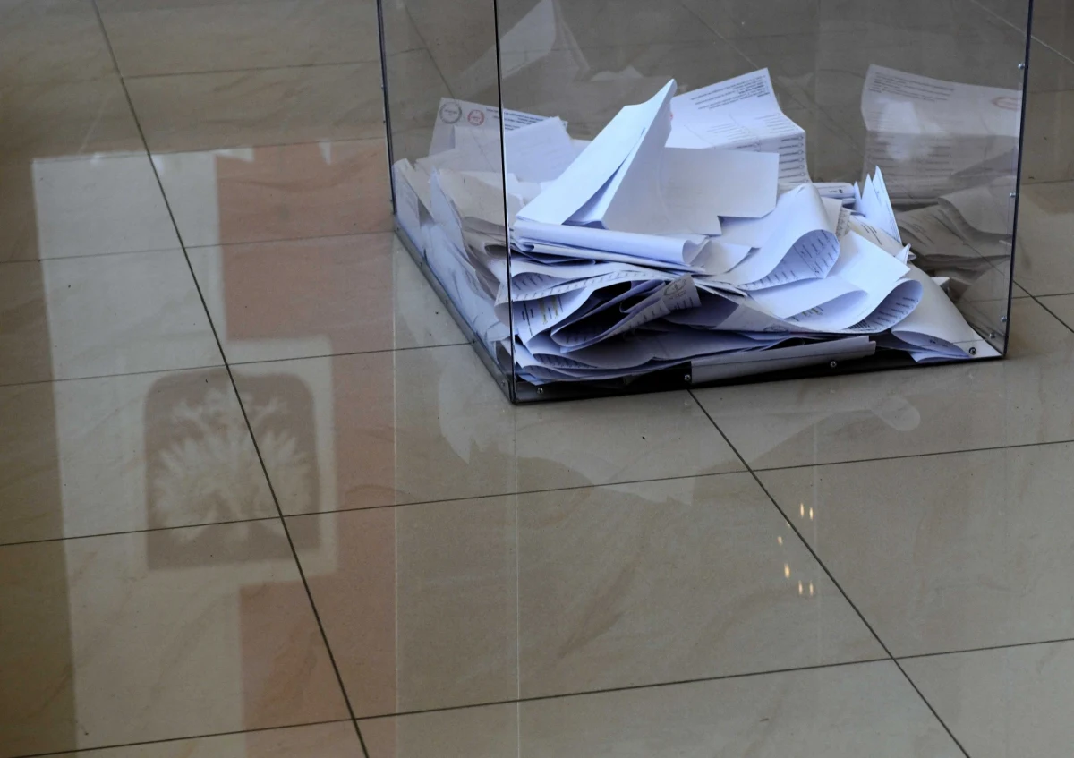 Po przeliczeniu głosów ze wszystkich obwodowych komisji w wyborach do Senatu w okręgu nr 67 zwyciężył senator dwóch minionych kadencji, Leszek Czarnobaj (KO). Poparło go 60,92 proc. głosujących - podała PKW na swojej stronie internetowej.