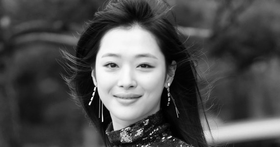 Sulli, koreańska piosenkarka, aktorka oraz modelka, zmarła 14 października w wieku 25 lat. Gwiazda została znaleziona martwa w swoim mieszkaniu.