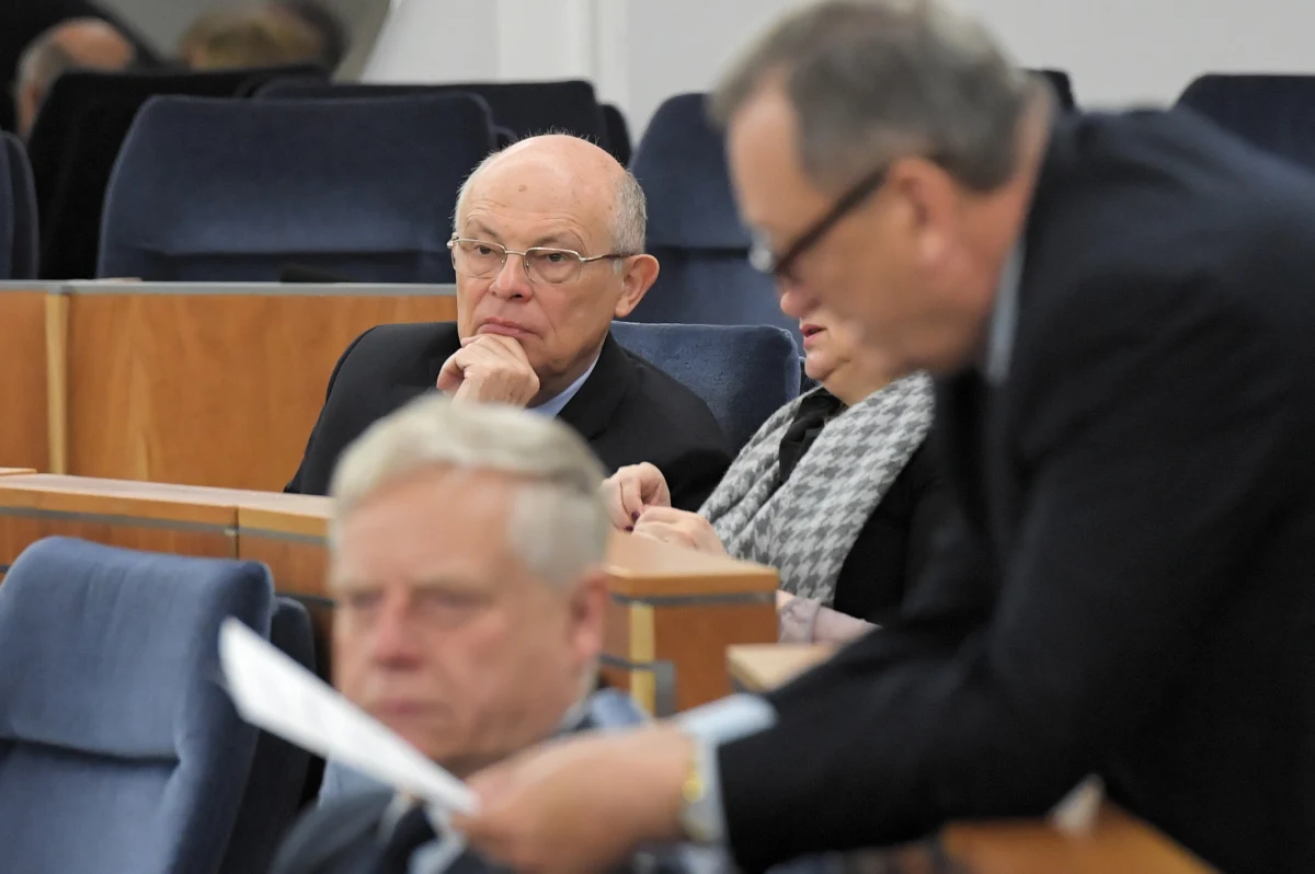 W wyborach do Senatu we wszystkich warszawskich okręgach zwyciężyli kandydaci opozycji - wynika z danych PKW na godz. 15. z obwodowych komisji wyborczych. Koalicja Obywatelska zdobyła 5 z 6 mandatów z Warszawy, PSL - jeden.