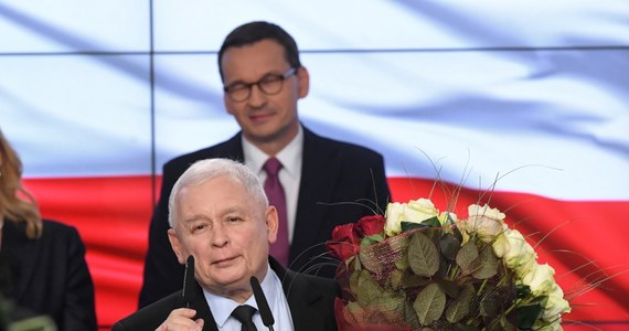 Prawo i Sprawiedliwość zdobyło samodzielną większość w Sejmie - wynika z nieoficjalnych informacji dziennikarzy RMF FM. Według tych ustaleń, partia Jarosława Kaczyńskiego zdobyła w wyborach parlamentarnych 235 mandatów.