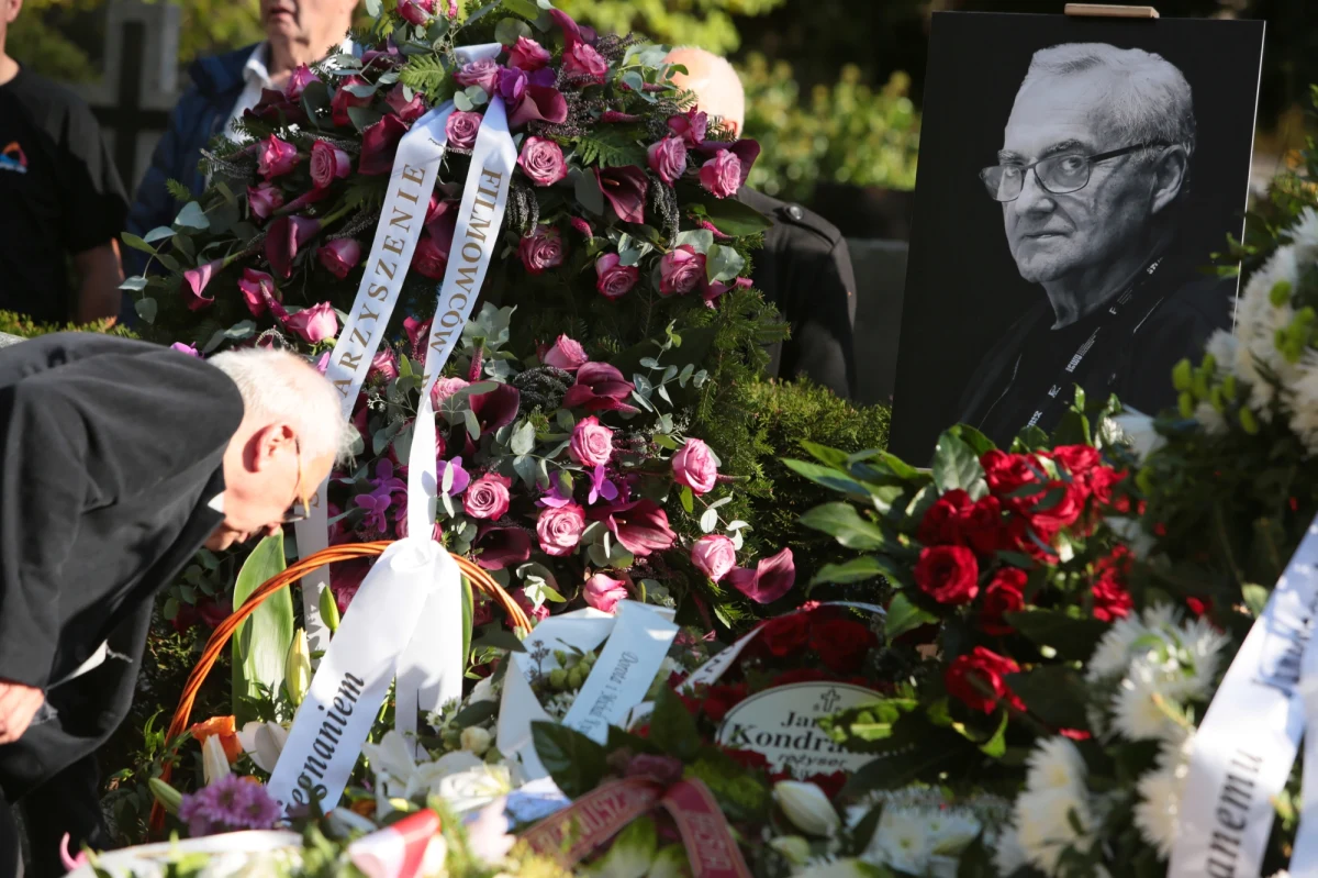 Janusz Kondratiuk – reżyser i scenarzysta – został pochowany na Powązkach Wojskowych w Warszawie. "Żegnamy doskonałego obserwatora rzeczywistości" - napisał w liście do uczestników uroczystości pogrzebowych minister kultury Piotr Gliński.