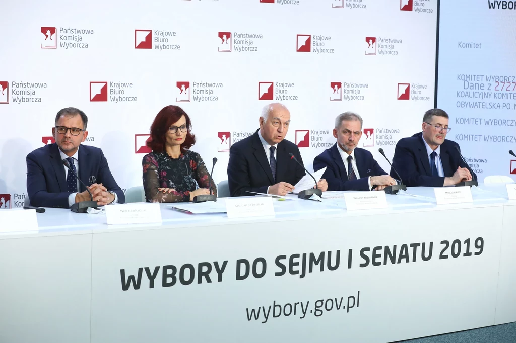 Przewodniczący PKW Wiesław Kozielewicz ogłasza wyniki wyborów do Sejmu 