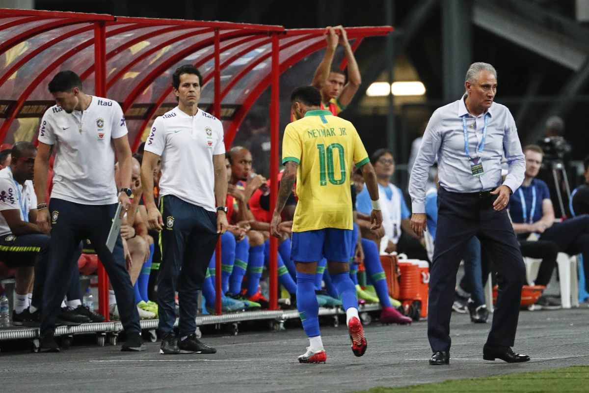 Neymar z powodu kontuzji ścięgna podkolanowego nie będzie zdolny do gry przez cztery tygodnie - poinformował klub Paris Saint-Germain. Brazylijski piłkarz doznał urazu w niedzielnym meczu drużyny narodowej z Nigerią (1:1).